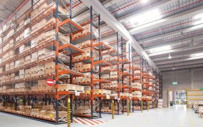 Apa peran dari racking system dalam penyimpanan barang di gudang?