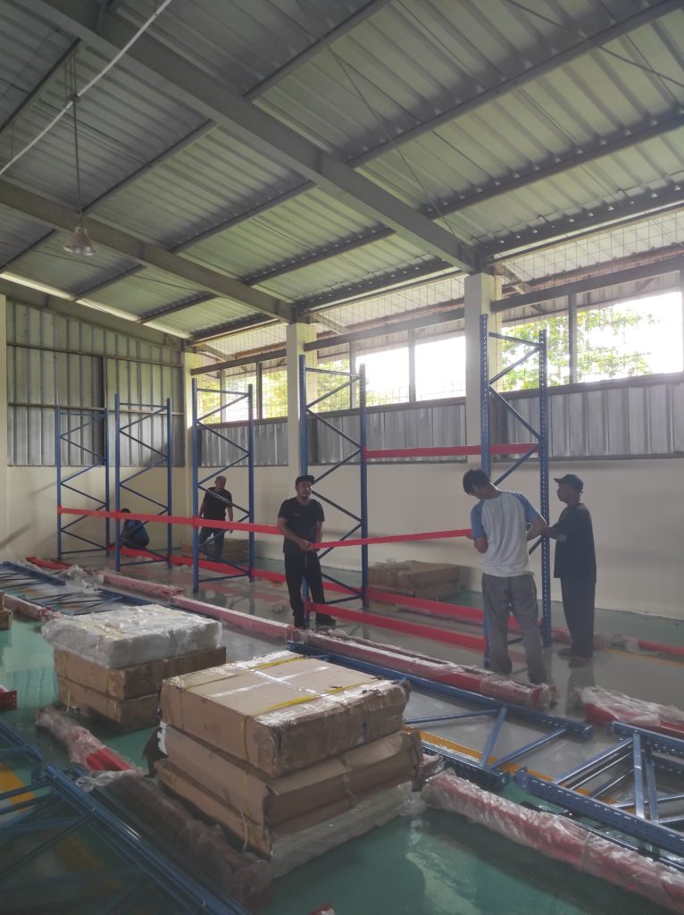 RAK GUDANG HEAVY DUTY TIPE RR-1000 (RAK WAREHOUSE STANDAR INDUSTRI / PERGUDANGAN), PEMASANGAN DI GUDANG PERTAMINA INDRAMAYU, KAPASITAS 1 TON / LEVEL, TINGGI 3 METER OLEH TIM RAJA RAK INDONESIA | RAJARAKGUDANG.CO.ID & RAKGUDANGHEAVYDUTY.COM