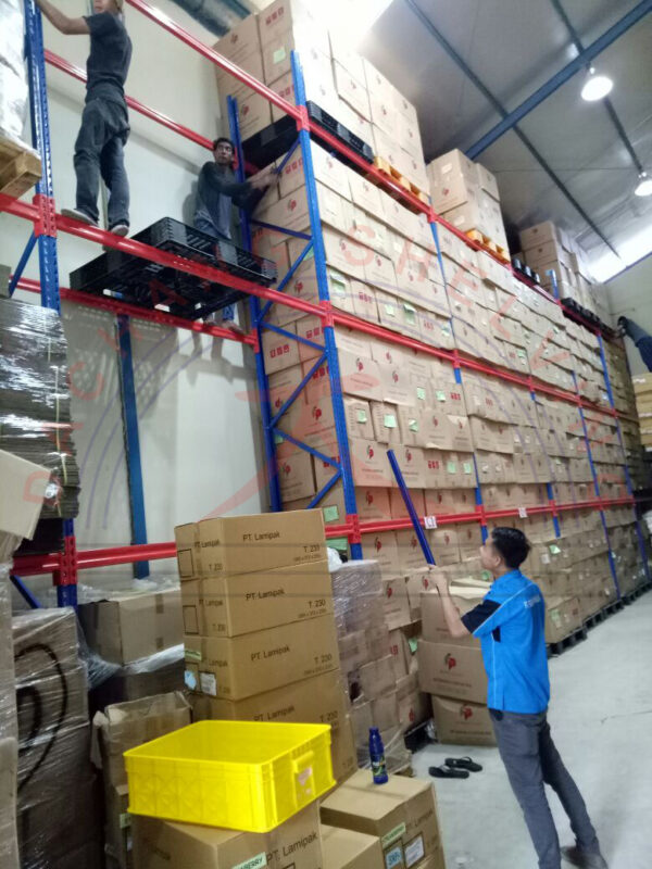 RAK BESI BARANG BERAT INDUSTRI TIPE RR-2000 KAPASITAS 2 TON / LEVEL: Solusi Penyimpanan Heavy Duty untuk Kebutuhan Gudang dan Pabrik Modern
