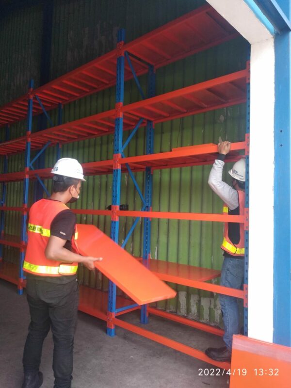 RAK TIPE ZA-500 T.300 - RAK GUDANG BESI PABRIK MEDIUM DUTY (LOKAL) TINGGI 300 CM, KEKUATAN 500 KG / LEVEL ATAU 2 TON / UNIT, 4 LEVEL, UKURAN 200x50x300 CM & 200x60x300 CM (WARNA & UKURAN BISA CUSTOM)