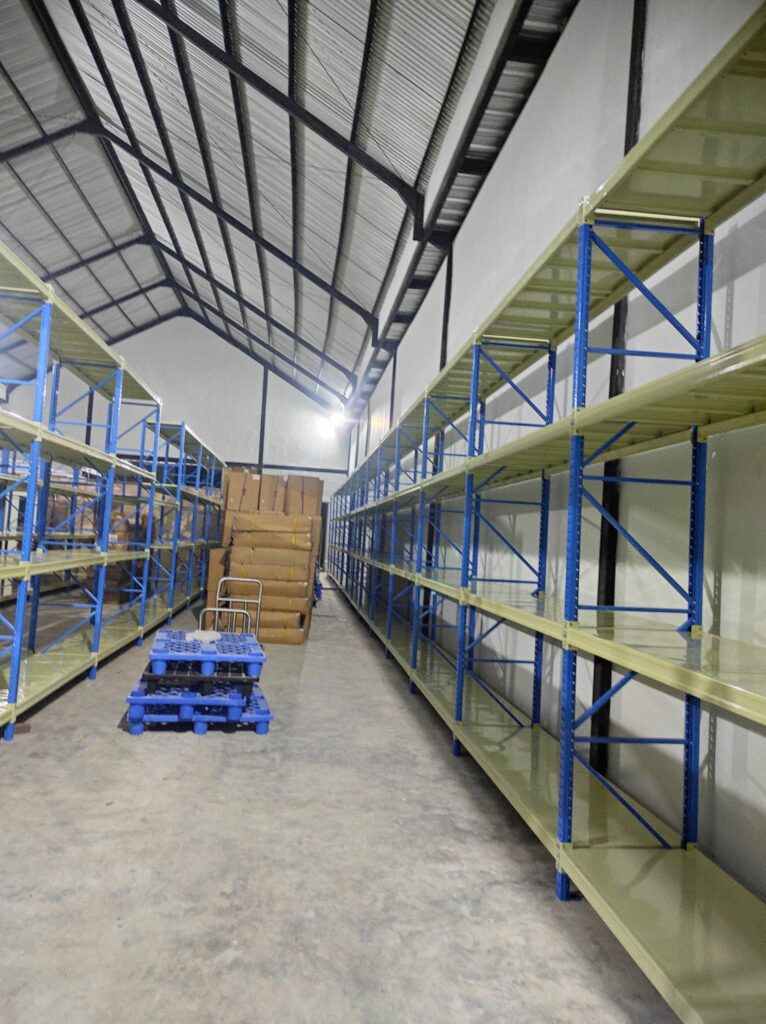 RAK BESI GUDANG MEDIUM DUTY SUSUN SERBAGUNA TIPE RR-500, 4 LEVEL, KAPASITAS (KEKUATAN) LOAD MAX 500KG/LEVEL SHELVING ATAU 2 TON PER UNIT | UKURAN PxL (200x60 CM) x Tinggi (200,250,300 CM) | RAJA RAK GUDANG | KIRIM KE SELURUH INDONESIA