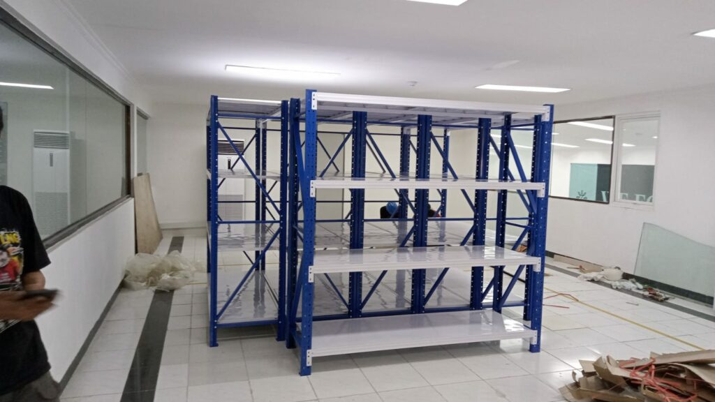 RAK BESI SUSUN GUDANG LIGHT DUTY TIPE JF-200, 4 SUSUN SHELVING, KEKUATAN 200 KG / LEVEL, UKURAN 200 x 60 x 200 CM: Solusi Cerdas untuk Penyimpanan Gudang Ringan dan Efisien