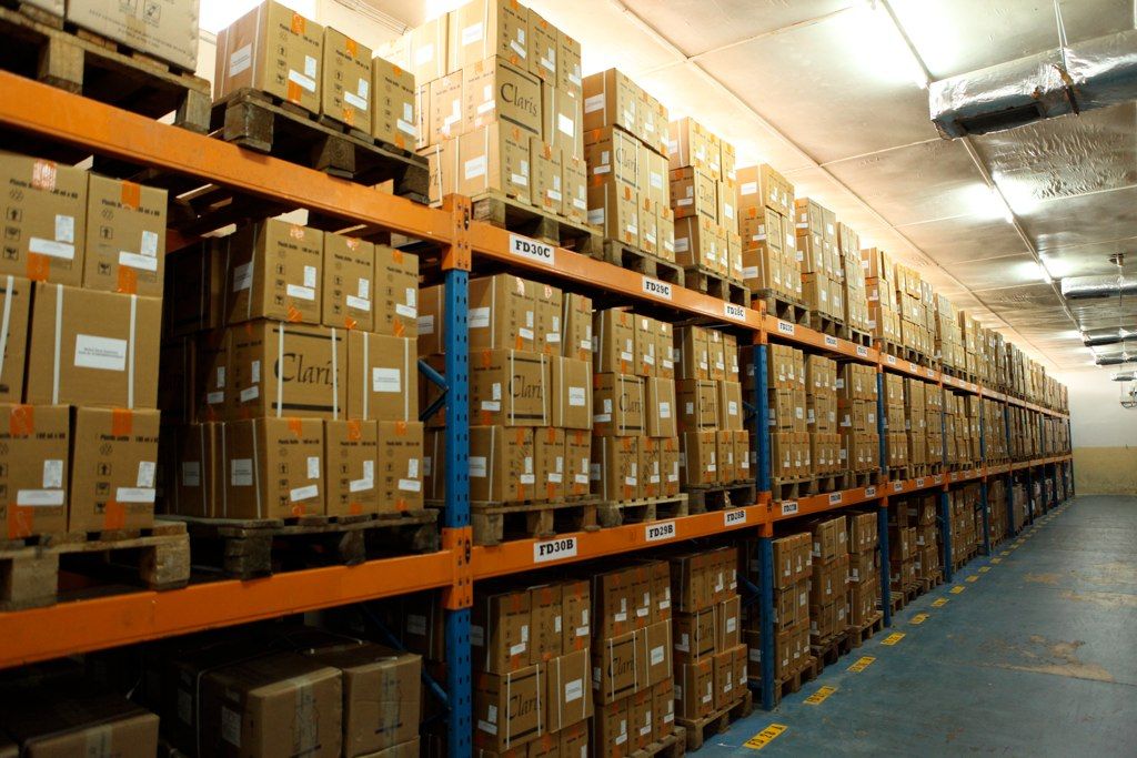 Panduan lengkap warehouse: definisi, fungsi, jenis, proses inbound–outbound, WMS, KPI, safety, biaya, tren, dan tips optimasi gudang modern.