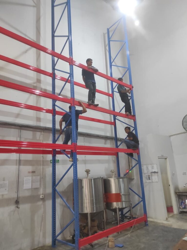 PEMASANGAN RAK GUDANG HEAVY DUTY KAPASITAS 2 TON / LEVEL TINGGI 8 METER DI BATU CEPER TANGERANG OLEH TIM RAJA RAK GUDANG | Rajarakgudang.co.id & Rakgudangheavyduty.com