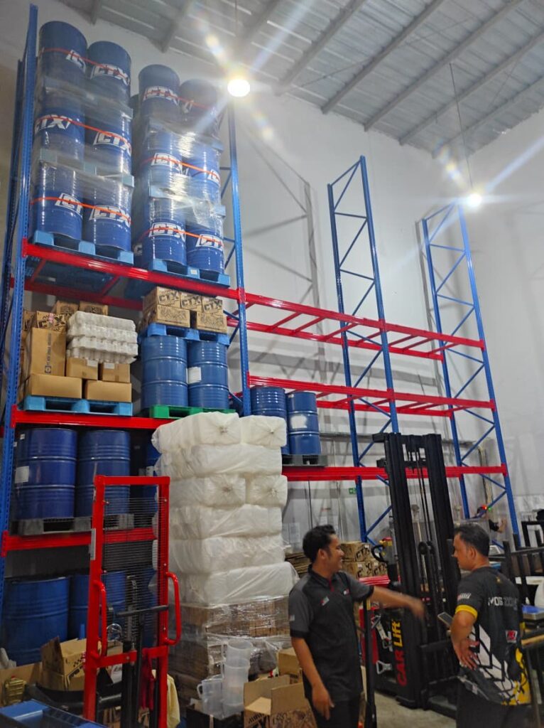 PEMASANGAN RAK GUDANG HEAVY DUTY KAPASITAS 2 TON / LEVEL TINGGI 8 METER DI BATU CEPER TANGERANG OLEH TIM RAJA RAK GUDANG | Rajarakgudang.co.id & Rakgudangheavyduty.com