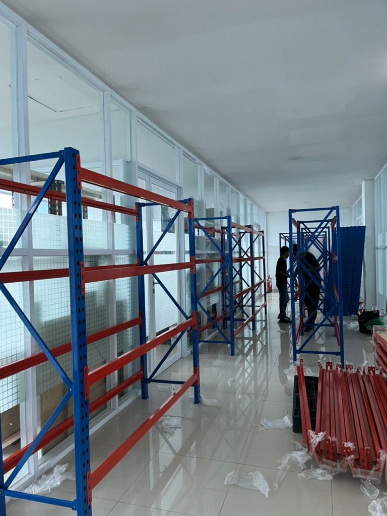 PEMASANGAN RAK BESI GUDANG SUSUN MEDIUM DUTY TIPE ZA-500 DI PERTAMINA PLUMPANG – JAKUT OLEH TIM RAJA RAK GUDANG