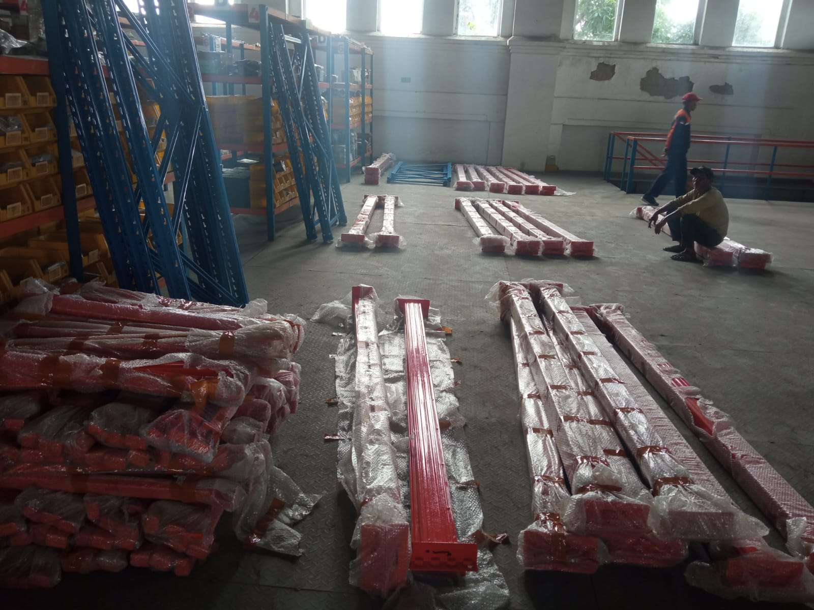 RAK BESI GUDANG SUSUN HEAVY DUTY DI GUDANG KAI PURWAKARTA OLEH TIM RAJA RAK GUDANG | RAJARAKGUDANG.CO.ID - RAJARAKBESI.ID